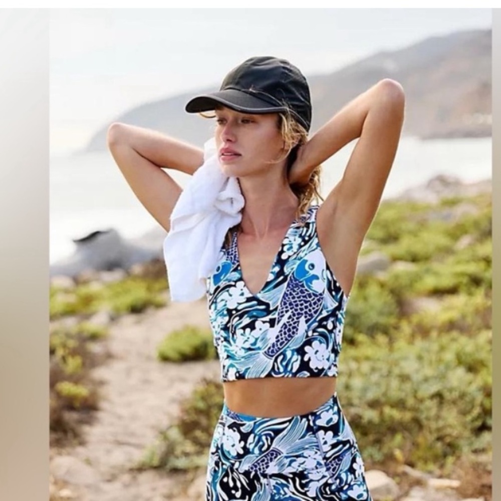 1047. FREE PEOPLE Never Better Printed Run Top in Blue Koi combo Sz M NWOT